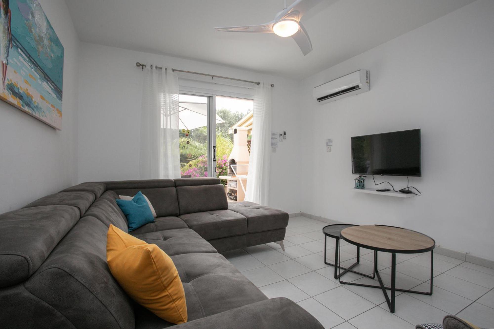 Будинок відпочинку Casa Del Sol Townhouse In Iris Village Пафос